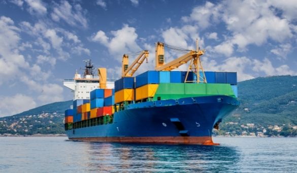 Choosing Between Air Freight vs. Ocean Freight Shipping