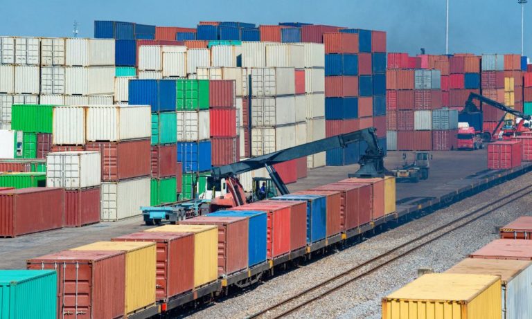 Build better communication with your 3PL after reading this blog that answers two critical questions—what is drayage and what is its role in logistics?